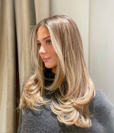 Hair Inspiration Blonde Balayage, Honey With Blonde Highlights, Aspen Ovard Hair, Oat Blonde Hair, Lived In Color Blonde, Blondish Brown Hair Balayage, Old Money Hair Women, Blonde To Natural Color Before And After, Dirty Blonde Hair Medium Length