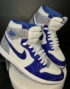 Step up your Jordans game with these fully blinged Jordan 1 High OG's or Jordan 1 Mids. I can do either shoe in this style. The mids are a bit more affordable.   These shoes are a great addition for prom, a birthday, a wedding, a night on the town, or your  next event! These shoes can be customized to the colors of your choosing. Not looking for Jordan 1's? Message me with your shoe choice. I'd love to create the custom shoe of your dreams. *Disclaimer We are not associated with the brand, I onl Παπούτσια Nike Free, Boty Nike, Nike Fashion Shoes