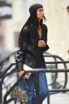 Dua Lipa Hair, Dua Lipa Black Outfit, Dua Lipa Street Style 2024, Dua Lipa Paparazzi, Dua Lipa Leather Jacket, Girls Attire, Aaliyah Style, Style Inspiration Winter