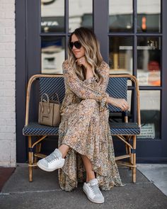 Fall Maxi Dress, What Shoes To Wear, Dress And Sneakers Outfit, Chique Outfit, Fall Maxi, White Tennis Shoes, Maxi Dress Outfit, Maxi Dresses Fall, Dallas Fashion