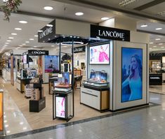 an empty mall filled with women's clothing and jewelry stores in the day time