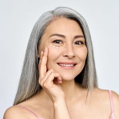 You don’t have to hide behind shades. This expert advice will help you banish swollen, puffy eyes instantly, and prevent them in the future. Foundation For Older Skin, Best Concealers, Season Change, Natural Anti Aging Skin Care, Color Season, Eye Anti Aging, Hooded Eyes, Best Moisturizer, Glowing Complexion