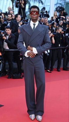 Men Outfits Party, Modern Aristocrat, Aristocrat Fashion, Mens Suits Style Modern Classy, Hollywood Suits, Mode Queer, Cannes Film Festival 2022, Prom 2k24, Alton Mason