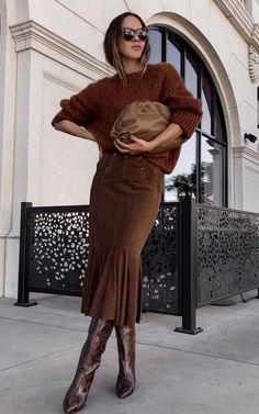 Brown Cowboy Boots Outfit, Brown Boots Outfit, Snakeskin Boots, Dark Autumn, Cozy Knit Sweater, Street Look