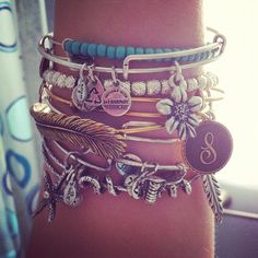 bracelets Arm Full Of Bracelets, Moda Hippie, Estilo Hippy, Estilo Hippie, Alex And Ani Bracelets, Alex And Ani, Mode Inspiration, Arm Candy, Hippie Style