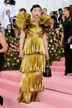 Met Gala 2019 Gold Ruffled Pleated Metallic Lurex Dress Met Gala Ideas, Beyonce Dress, Camp Notes On Fashion, Camp Fashion, Gala Ideas, Met Gala Red Carpet, The Met Gala, Costume Institute, Dress Gold