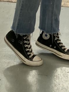 High Tops For Women, Converse Shoes Aesthetic, Aesthetic Converse, Look 80s, Converse Aesthetic, Girl Sneakers, Dr Shoes, All Stars Converse, Black Converse