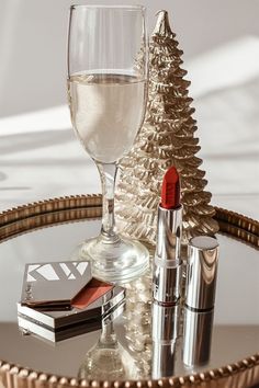 Aesthetic Makeup Pictures, Cosmetic Photoshoot Ideas, Cosmetic Photoshoot, Makeup Flatlay, Christmas Campaign, Christmas Shoot, Holiday Campaign, Makeup Store