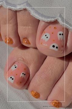 Cute Ghost Halloween Toe Nails Designs Nail Art Designs Pedicure, Cute Neutral Color Nails, Ghost Pedicure Designs, Halloween Toes Nails Design Easy, Ghost Toenail Design, Nail Art Accent Nail, Simple Halloween Toe Nails, Toe Nail Designs For Halloween, Easy Toenail Painting Ideas