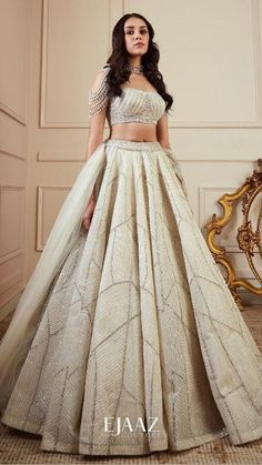 Trendy Lehnga Outfits, Ejaaz Couture, Cream Lehenga, Lehenga Ideas, Reception Gowns, Indian Bridesmaid Dresses, Indian Outfits Lehenga