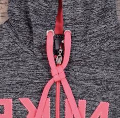 How to Tie Hoodie Strings? 10 Stylish Hoodie String Knots You Can Try Today How To Tie Hoodie Strings Together, Hoodie String Knots Step By Step, Hoodie String Knots, Hoodie Ties, Tie Up Flats, How To Braid, Lace Hoodie, Diy Clothes Hacks, Diy Step By Step