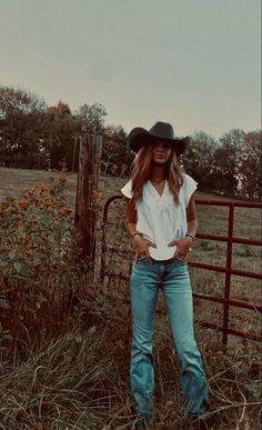 Modern Southern Outfits, Punchy Outfits Summer, Fancy Country Outfits, Punchy Summer Outfits, Montana Outfits Summer, Oregon Coast Outfit, Rodeo Outfits For Women Summer, Cute Southern Outfits, Montana Fashion