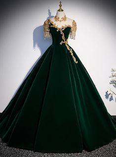 The fit as well as flare silhouette is made in a rich jersey product this dress makes sure to provide you that hourglass figure. Green Ball Gown, Gaun Abad Pertengahan, High Neck Prom Dress, Velvet Prom Dress, Long Formal Gowns, Prom Dress Stores, Long Formal Dress, Fantasy Outfits, Fantasy Dresses