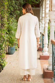 Ivory kurta with thread embroidered floral patterns. Comes with matching palazzo and dupatta. - Aza Fashions White Fitted V-neck Kurta, Elegant Fitted V-neck Kurta, Kurta Palazzo Set, Women Kurta, Palazzo Set, Straight Kurta, Floral Patterns, Set For Women, Aza Fashion