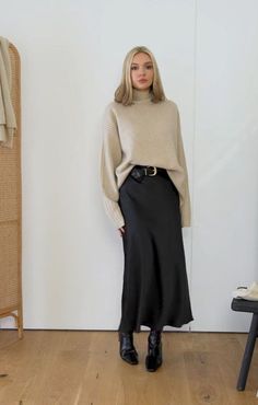 Silk Skirt Outfit, Skirt Outfit Fall, Satin Skirt Outfit, Winter Skirt Outfit, Chique Outfits, Skirt Trends, Mode Inspo, Looks Chic, Autumn Outfit