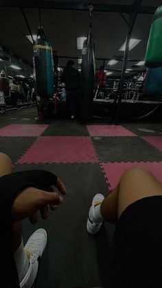 Sparing Boxing Aesthetic, Wrapped Hands Boxing Aesthetic, Mma Gym Aesthetic, Mma Training Aesthetic, Boxing Training Aesthetic, Boxing Snap, Boxing Gym Aesthetic, Boxing Gloves Aesthetic, Boxe Aesthetic