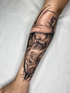 a man with a long beard and hat on his leg is shown in this tattoo