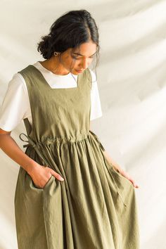 Olive Pinafore Dress, Side Tie Dress, Adjustable Dress, Ribbon Dress, Earthy Outfits, Dress Beige, Looks Street Style, Apron Dress