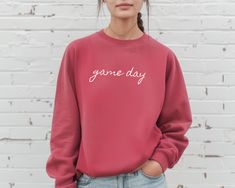 The "Game Day" sweatshirt is available in various team colors. The classic & beautiful design makes the perfect gift for yourself or any of the sporty ladies in your life. We use the Comfort Colors 1566 which is the most comfortable material for everyday wear. It is made from 80% ring-spun cotton and 20% polyester. Each sweatshirt comes with a relaxed fit, a rolled-forward shoulder, and a back neck patch. Care Information: Machine wash: cold (max 30C or 90F) Tumble dry: low heat Do not dry clean Game Day Sweatshirt, Sport Mom, Perfect Live, Sports Sweatshirts, Sports Mom, Mom Sweatshirt, Team Colors, Game Day, Comfort Colors