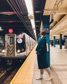 Stylish + comfortable = perfect commuter shoe. pc: @onehappyysoul #WomensFootwear #Shoes #Loafers #Flats #Style #Cute #Commuter #Workwear #OnTheGo Shoes Loafers, Social Work, Fjallraven Kanken Backpack