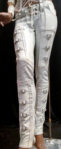 Woman white pleather buckle rocker pants. Burlesque Pinup, Metal Goth, Alternative Clothing, Rock Metal, Alternative Fashion, Skirt Pants, Jeans Style, Short Pants, Bottoms Pants