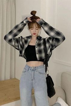 Crop Shirt Styling, Plaid Long Sleeves Outfit, Crop Long Sleeve Top Outfits, Cropped Plaid Shirt Outfit, How To Style Crop Shirt, Korean Shirt Outfit, Crop T Shirt Outfit, Plaid Crop Top Outfit, Korean Girls Outfit