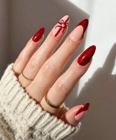 Cute eed nail designs for christmas. Present inspirired nails Trendy Nails Ideas Christmas, Christmas Round Nails, Red Nails Ideas Christmas, Holiday Nails Inspiration, Trendy Christmas Nails 2023, Noel Nail Art, Christmas Eve Nails, Christmas Nails Round, Red Nails Trendy