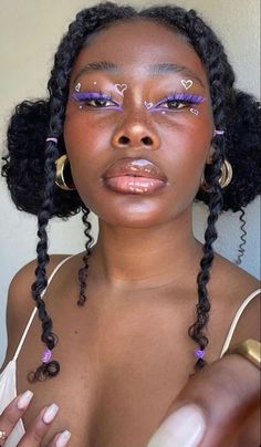 Sza Concert Makeup Ideas, Braided Hairstyles For Short Natural Hair, Sza Concert Makeup, Graphic Eye Looks, 4c Loc Styles, Summer Makeup Black Women, Cool Eye Makeup Looks, Interesting Makeup Looks, Creative Face Makeup