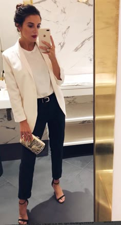 Sheer Shirt Work Outfits, Business Casual Outfits For Women White Blazer, Business Semi Formal Women, Modern Sophisticated Fashion, White Blazer Work Outfits Women, Christianing Outfit Women, Cream Blazer Outfits For Women Work, Miami Business Outfits, Professional Medium Hairstyles