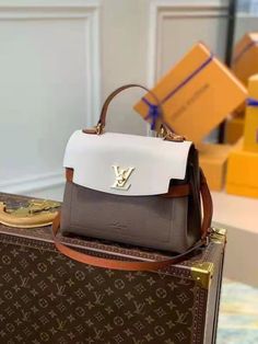 Size: 28cm*20cm*11.5cm It comes with Dust box, Care manual, Tag, and Paper bag. Lady Bags, Caribbean Netherlands, Coupon Codes, Paper Bag, Clutch Bag, Essence, Bag Lady, Things To Come, Tote Bag