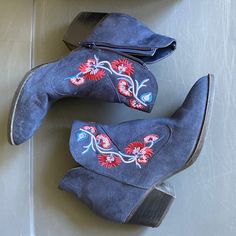 Cute Floral Navy Blue Bootie By Carlos Santana. Brand New Never Worn (Other Than Tried On In The House) Bootie, Bootie Boots, The House, Ankle Boots, Color Blue, Navy Blue, Size 6, Women Shoes, Brand New