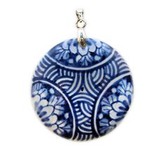 Handpainted round medallion. Handmade earthenware with silver connector (necklace not included). This unique hand-painted Delft Blue medallion is a real eye-catcher. Different from other jewelry and therefore an asset to your collection. Wear the Delft Blue medallion modest or prominent and dare to stand out! Diameter 4 cm / 1,6 inches. Weight 45 g. Enjoy the craftsmanship of Royal Delft. Handmade since 1653. Royal Delft is the only Delft manufacturer of Delft Blue since the 17th century. Comes Wire Wrap Jewelry Designs, Delft Blue, Ceramic Pendant, Blue Jewelry, Blue Necklace, Blue Bracelet, Delft, Wire Wrapped Jewelry, Earthenware