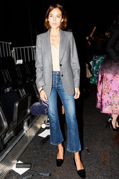 Steal Her Style: Alexa Chung Elegantes Outfit Damen, Alexa Chung Style, Look Jean, London Fashion Weeks, Cool Girl Style, Kick Flare Jeans, Cropped Flare Jeans, Looks Street Style, Kick Flares