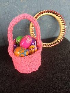 Sweet Treats Easter Basket 1 Knitting Loom Patterns, Easter Basket Pattern, Loom Knitting Projects, Knitting Loom, Loom Knitting Patterns, Handwork Embroidery Design, Yarn Projects, Loom Patterns, Loom Weaving