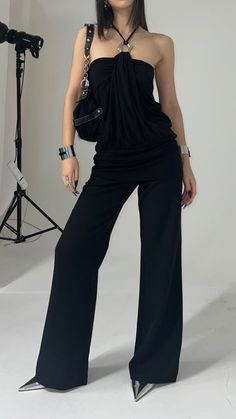 Inverted Triangle Aesthetic, Black Tank Top Outfit Ideas, Low Visual Weight Outfit, Model Fashion, All Black Fit, Black Subversive Outfits, Scorpio Venus Style Board, Dark Feminine Runway, Gothic Runway Fashion 90s