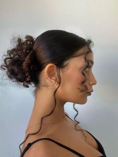 #curlyhair #curls #haircare #bun #curlyhairs #curls #hairstyles #curlyhairhairstylesforgirls #curlygirl #longcurlyhair #shortcurlyhair #curlyhairwomen #girlwithcurlyhairbun #curlyhairedgirl #girl #hairstyle Slick Messy Bun Curly Hair, Curly Boho Hair, Chain Hairstyles, Tousled Hairstyles, Wavy Bun, Party Hairstyle, Preppy Hairstyles, Messy Waves, Curly Bun Hairstyles