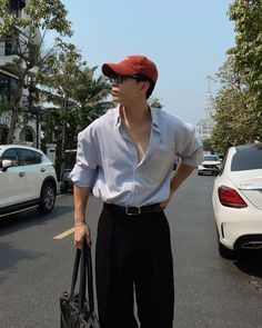 Korean Man Outfit, Italian Outfit Men, Museum Outfit Men, Italian Street Fashion, Minimalist Fashion Summer, Italian Fashion Street, Smart Casual Menswear, Creating Outfits, Trendy Boy Outfits