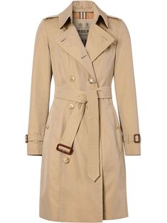 "Chelsea" classic trench coat from Burberry in honey beige cotton gabardine, featuring double-breasted fastening, lower buttoned pockets, hook-and-eye fastening collar, windbreak flap, strapped cuffs, D-ring belt, tartan undercollar, storm flap. Burberry Trenchcoat, Beige Trench Coat, Burberry Classic, Burberry Trench, Burberry Trench Coat, Classic Trench Coat, Double Breasted Trench Coat, Minimalist Wardrobe, Burberry Women