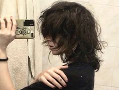 Shaggy Grunge Hair, Emo Curtain Bangs, Wolfcut Inspo Medium, Shabby Haircut, Choppy Emo Hair, Wolf Cut Long Wavy Hair Round Face, Shaggy Emo Hair, Frosted Tips Curly Hair, They Them Haircuts