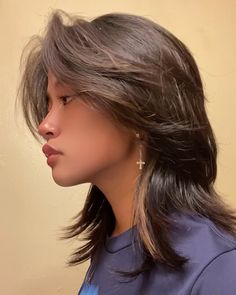 90s Hair Short Grunge, Shag Hairstyles Brunette, 90s Haircuts Grunge, Short Layered Haircuts Y2k, Grunge Hair Straight, Medium Masculine Haircuts For Women, Feminine Mullet Straight Hair, Super Wispy Bangs Short Hair, Short Grunge Haircuts For Straight Hair