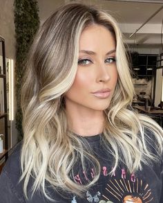 Blonde Lowlights, Fall Blonde Hair, Cool Blonde Hair, Fall Blonde, Blonde Hair Color Ideas, Dark Roots Blonde Hair, Dark Blonde Hair, Mom Hairstyles