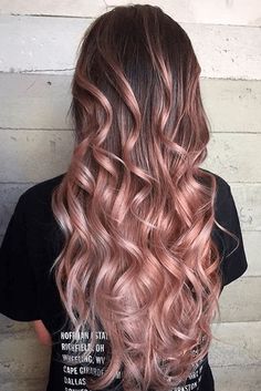 Rose gold ombre hair is a really big trend, and it seems to show no sign of fading away as the weather warms up. Here are some great colour combinations you can put with the stunning pinks to get that rose gold ombre hair. Gold Ombre Hair, Rose Gold Hair Ombre, Cabelo Ombre Hair, Brown Ombre Hair Color, Rose Gold Balayage, Rambut Brunette, Rose Gold Ombre, Gold Hair Colors, Hair Color Rose Gold