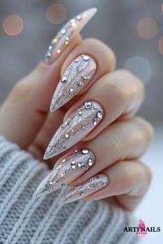 Glittery holiday nail design. Glitzy Christmas Nails, Holiday Glam Nails, Silver Chrome Christmas Nails, Sparkly Holiday Nails, Unique Nail Designs, Holiday Manicure, Classy Nail, Classy Nail Designs, Edgy Nails