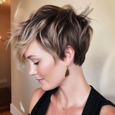 Pixie Highlighted Hair, Blonde Pixie Highlights, Brunette Pixie With Blonde Highlights, Best Short Hair For Round Face, Blonde Balayage Pixie Hair, Dark Ash Blonde Pixie Haircut, Dark Brown Pixie With Highlights, Auburn Pixie Haircut With Highlights