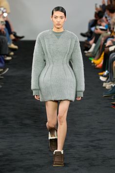 JW Anderson Fall 2024 Ready-to-Wear https://www.vogue.com/fashion-shows/fall-2024-ready-to-wear/j-w-anderson/slideshow/collection#5 J W Anderson, Jw Anderson, Trend Forecasting, Fashion News, Celebrity Style, Winter Fashion, Fashion Show