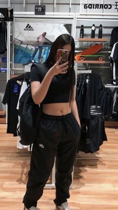 Looks Adidas, Causual Outfits, Streetwear Fashion Women, Selfie Poses, Mode Vintage, Comfy Outfits, Aesthetic Fashion, Aesthetic Clothes