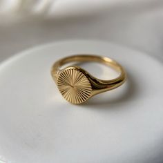 ❣️❣️❣️JOIN OUR EMAIL LIST FOR 10% OFF EVEN YOU ORDER 1 ITEM https://mailchi.mp/e378d7da2c43/sign-up ❣️❣️❣️ GOLD SUN SIGNET RING * Material: 18K Thick Gold-Plated on Stainless steel * Weight: 4.5 g * Finish: 18K Yellow Gold * Size: US 6 (inner perimeter 52 mm), US 7 (inner perimeter 54 mm) OTHER INFORMATION * Sold in 1 piece * Tarnish resistant * Nickel and Lead-free * Hypoallergenic / Made for Sensitive Skin * All items are nicely packaged ready to gift in jewelry pouches. OTHER PRODUCTS https:/ Labrador Nero, Signet Ring Vintage, Vintage Gold Ring, Signet Ring Gold, Vintage Gold Rings, Thick Ring, Gold Pearl Ring, Freshwater Pearl Ring, Gold Statement Ring