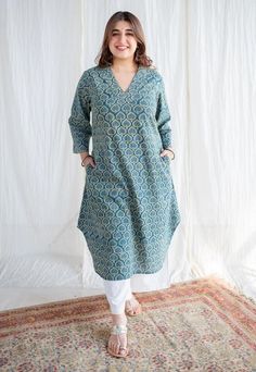 Office Wear Women Indian, Indian Plus Size, Indian Dresses For Women, Womens Pants Design, Long Kurtis, Draping Fashion, Office Wear Women