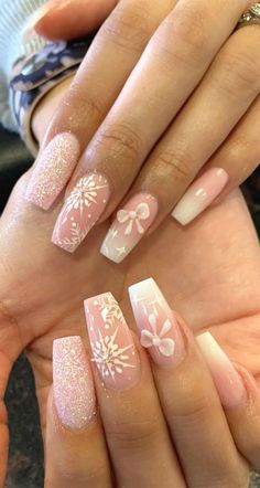 Pink Winter Nails Snowflakes, Christmas Acrylic Nails Pink, Cute Snowflake Nails, Cute Christmas Nails Pink, Christmas Themed Nails Acrylic, Nude Christmas Nails Acrylic, Pink Christmas Nails Snowflakes, Cute Pink Christmas Nails, Christmas Nails Nail Art