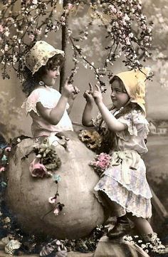 Vintage Foto's, Vintage Easter Cards, Vintage Children Photos, Free Collage, Easter Prints, Easter Photos, Clip Art Vintage, Antique Photos, Photo Postcards